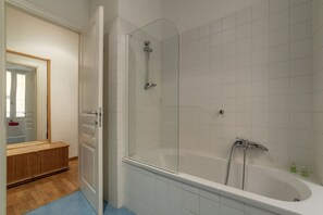 Combined shower/bathtub, bidet - GuestHost - Comfortable apartment located on the first mezzanine floor of a period building, with a total of six floors, the lift starts from this floor, for which it is necessary to go up the stairs.In 40 m2 of space it hosts 2 people in a single open s (Roma)