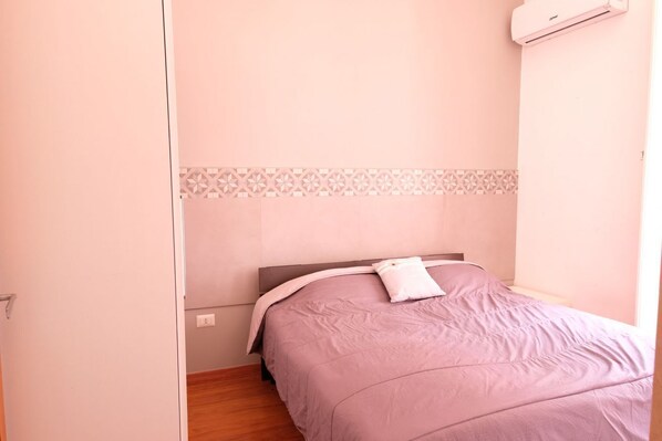 1 bedroom, iron/ironing board, internet, bed sheets