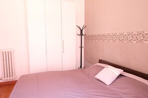 1 slaapkamer, een strijkplank/strijkijzer, internet, beddengoed