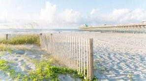 Sun-loungers, beach towels - Quiet Waterfront Suite 10Min to Folly & Downtown! (Charleston)