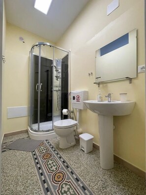 Standard Double Room | Bathroom | Shower, rainfall showerhead, towels - Guest house Bosco (Palermo)