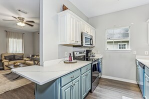 Køleskab, mikrobølgeovn, ovn, kogeplade