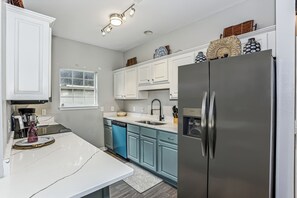 ثلاجة، ميكروويف، فرن، موقد طهي مسطح