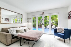 5 habitaciones, escritorio y tabla de planchar con plancha 