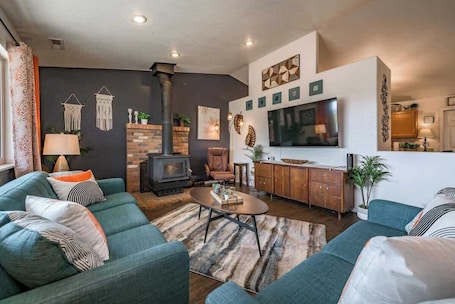 TV, fireplace, offices. Brand New! Restoration Retreat