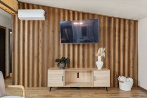 Interior - Hot Tub, King Bed, EV Charger 5 MI to Mt Rainier (Ashford)