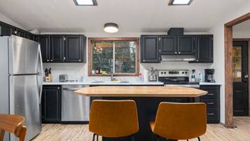 Refrigerador, microondas, horno y parrilla de estufa