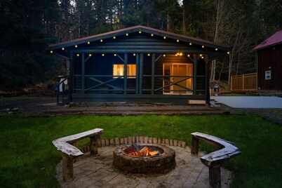 Hot Tub, King Bed, EV Charger 5 MI to Mt Rainier