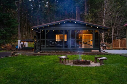 Hot Tub, King Bed, EV Charger 5 MI to Mt Rainier