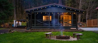 Hot Tub, King Bed, EV Charger 5 MI to Mt Rainier