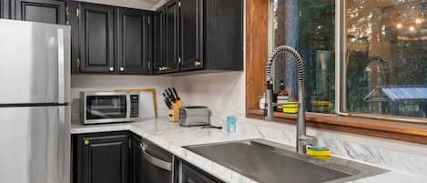 Geladeira, micro-ondas, fogão, cooktop