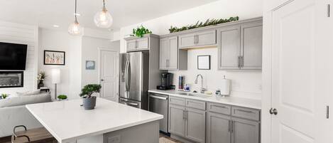 Een koelkast, een microgolfoven, een oven, een kookplaat