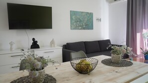 Een smart-tv en boeken