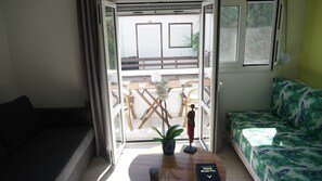 Een smart-tv en boeken