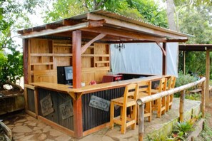 Bar (trong khuôn viên)
