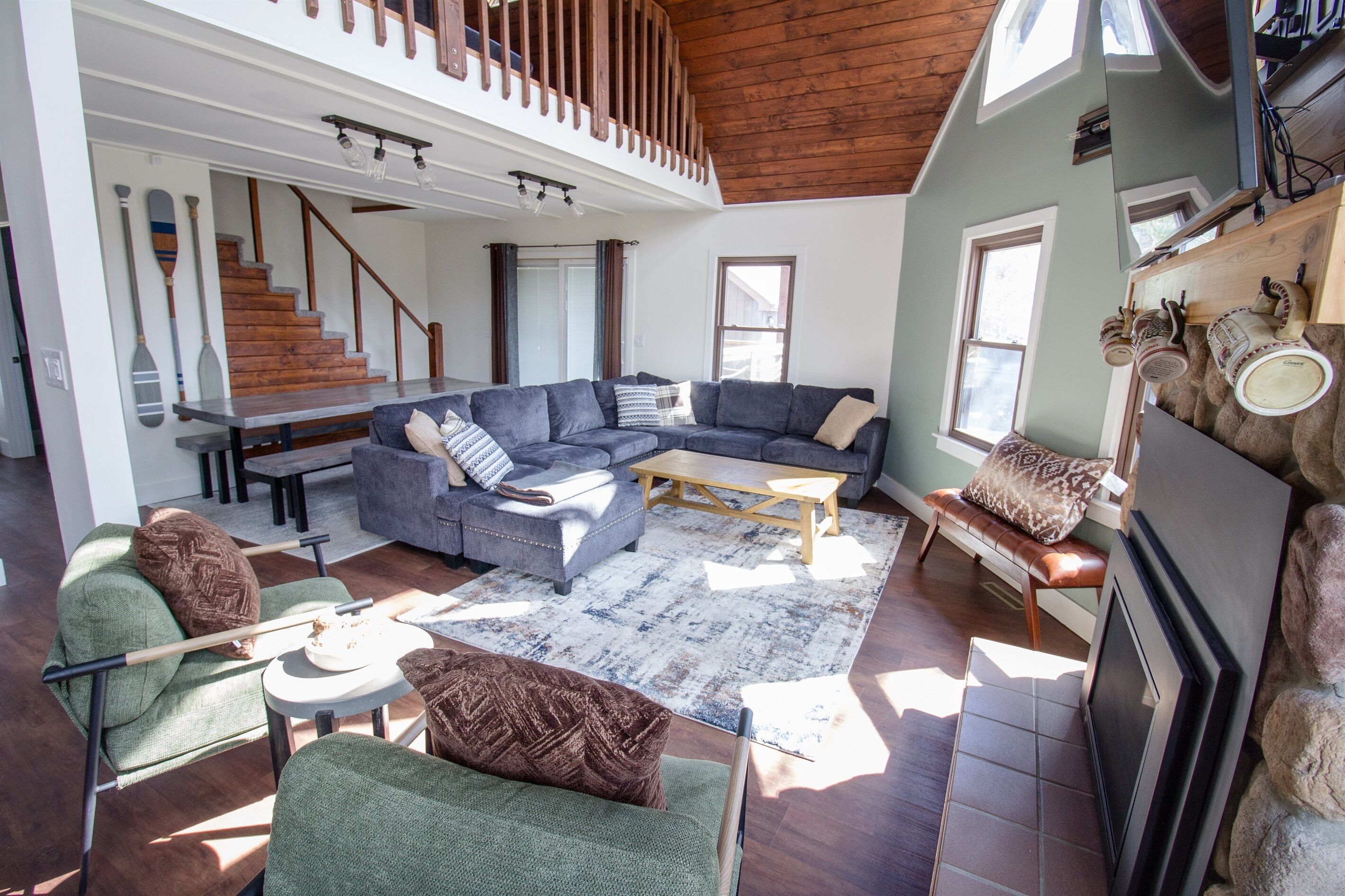 Smart TV, chimenea, videojuegos y oficina 