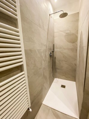 Deluxe-Apartment | Dusche im Bad