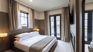 Un lit de très grande taille avec un matelas de qualité supérieure, une cheminée électrique à double face et un téléviseur de 50 pouces fixé au mur, avec un service de diffusion en continu inclus.
