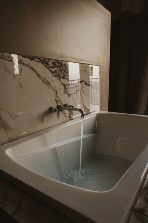 Secador de cabelo, toalhas de banho