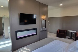 Iron/ironing board, WiFi - Luxury Hot Tub Suite in Downtown Berlin 304 (Berlin)