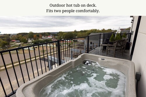 Luxury Hot Tub Suite in Downtown Berlin 305