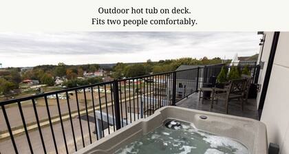 Luxury Hot Tub Suite in Downtown Berlin 305