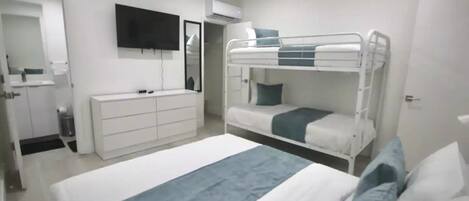 2 habitaciones, tabla de planchar con plancha, wifi y ropa de cama