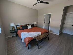 4 bedrooms, free WiFi, bed sheets - Desert Lakehouse Getaway (Page)