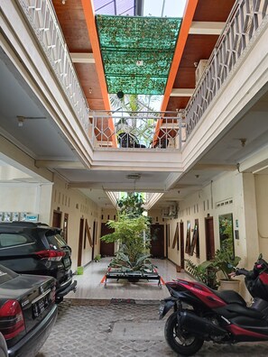 41-inch LED TV with digital channels - Nadamax Solo Guest House (Surakarta)