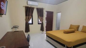 Escritorio, wifi gratis y ropa de cama