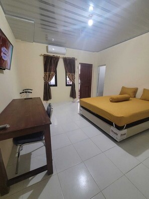 Desk, free WiFi, bed sheets - Nadamax Solo Guest House (Surakarta)