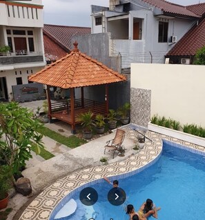 Una piscina al aire libre