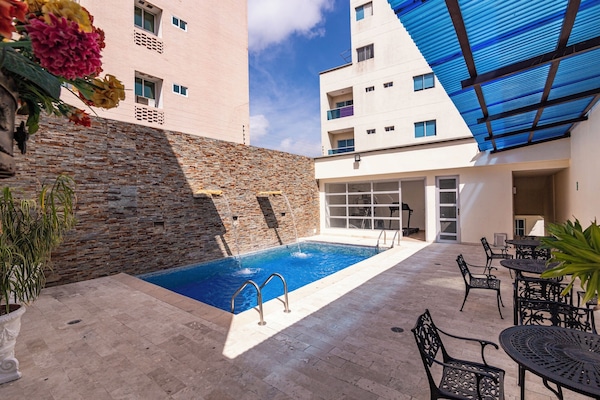 Una piscina al aire libre