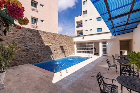 Outdoor pool. Hotel Continental Plaza