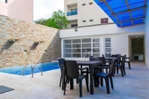 Una piscina al aire libre
