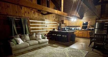 Quiet Cabin Nestled in Red River Gorge. Close to world class hiking and climbing