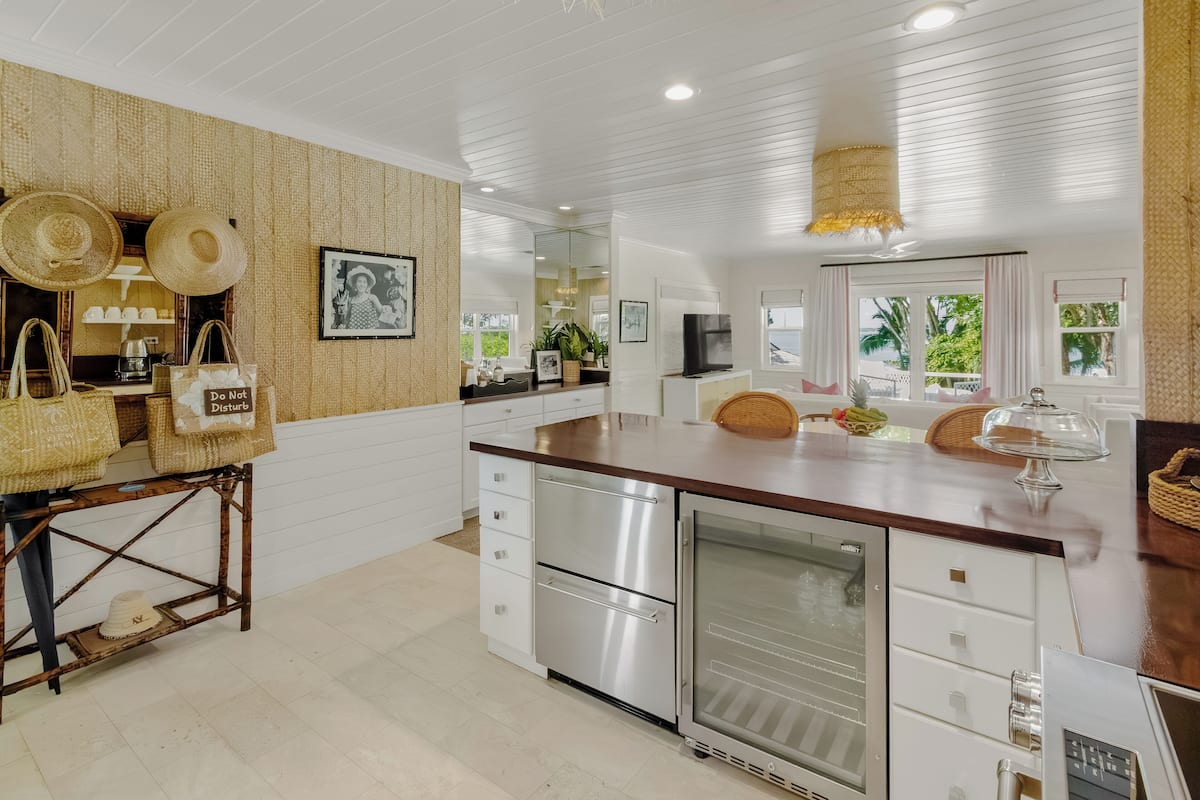 Luxury Cottage | Private kitchen | Coffee/tea maker, high chair