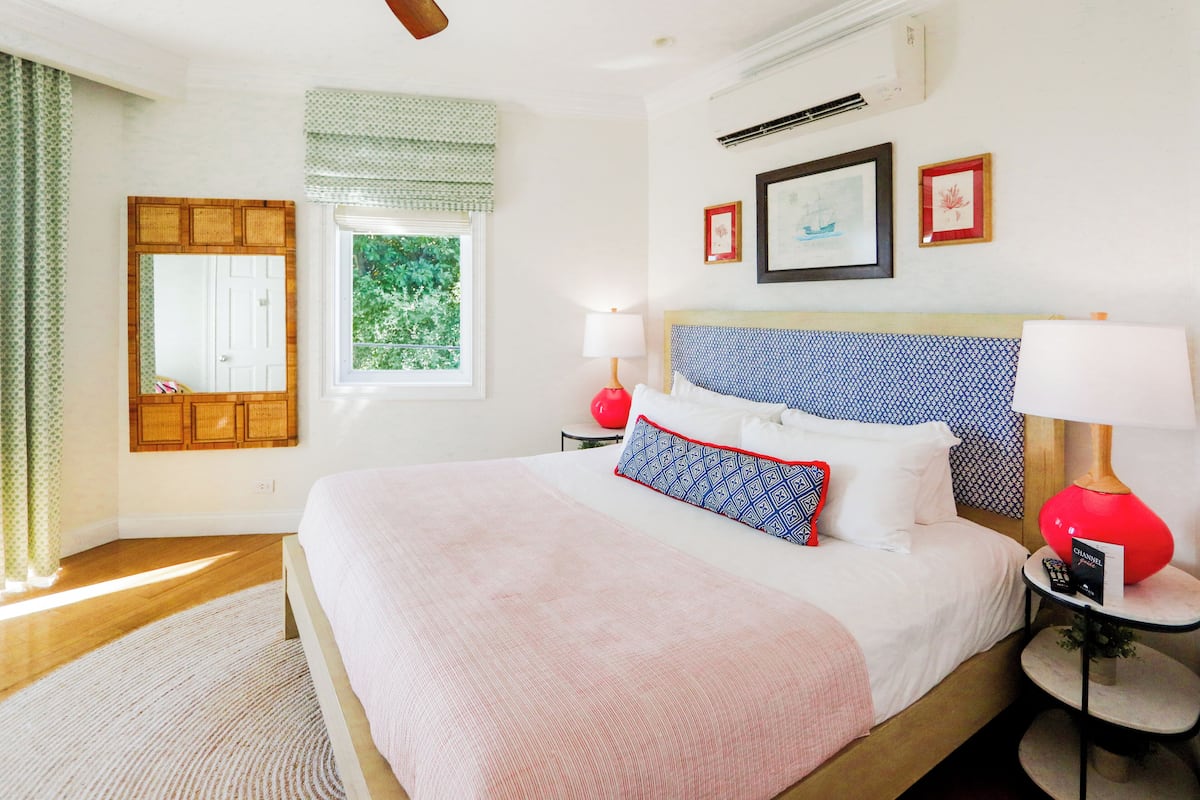 ห้องสวีท | เครื่องนอนระดับพรีเมียม, ผ้านวมขนเป็ด, เตียงพร้อมฟูกเสริมที่นอน