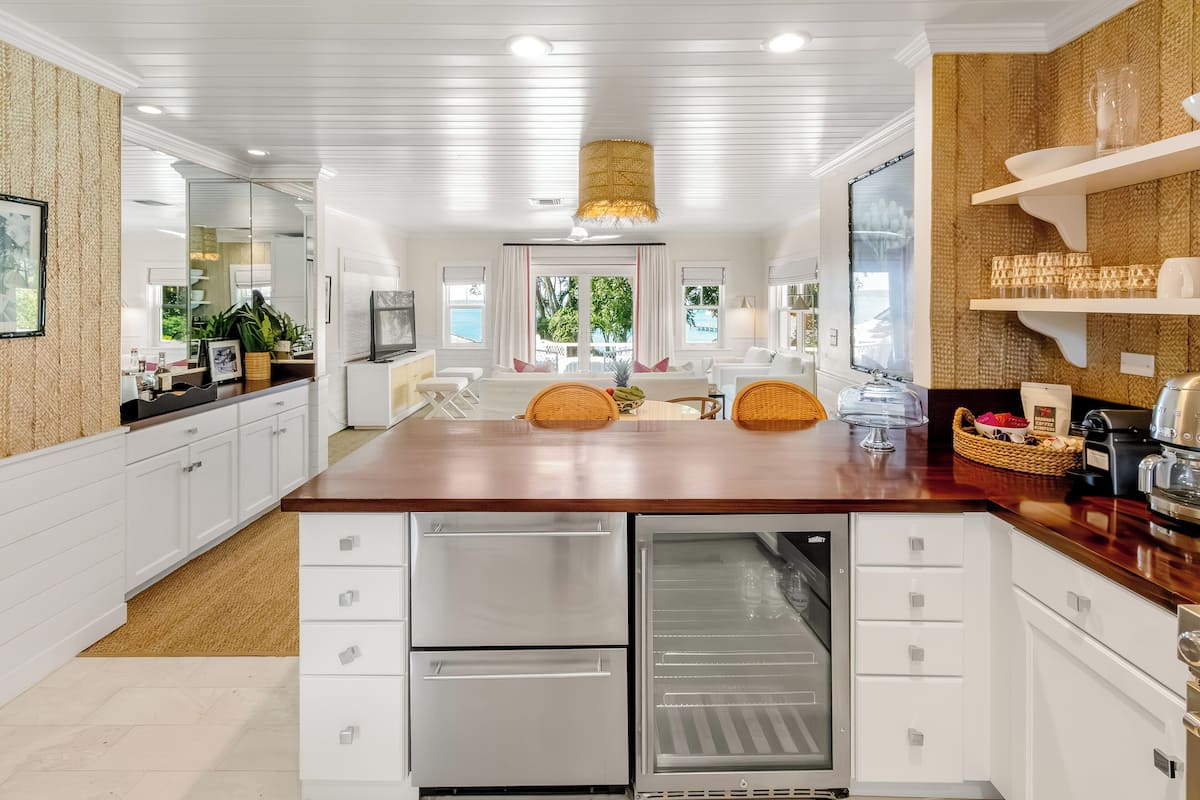 Luxury Cottage | Private kitchen | Coffee/tea maker, high chair