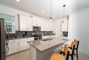 Køleskab, mikrobølgeovn, ovn, kogeplade