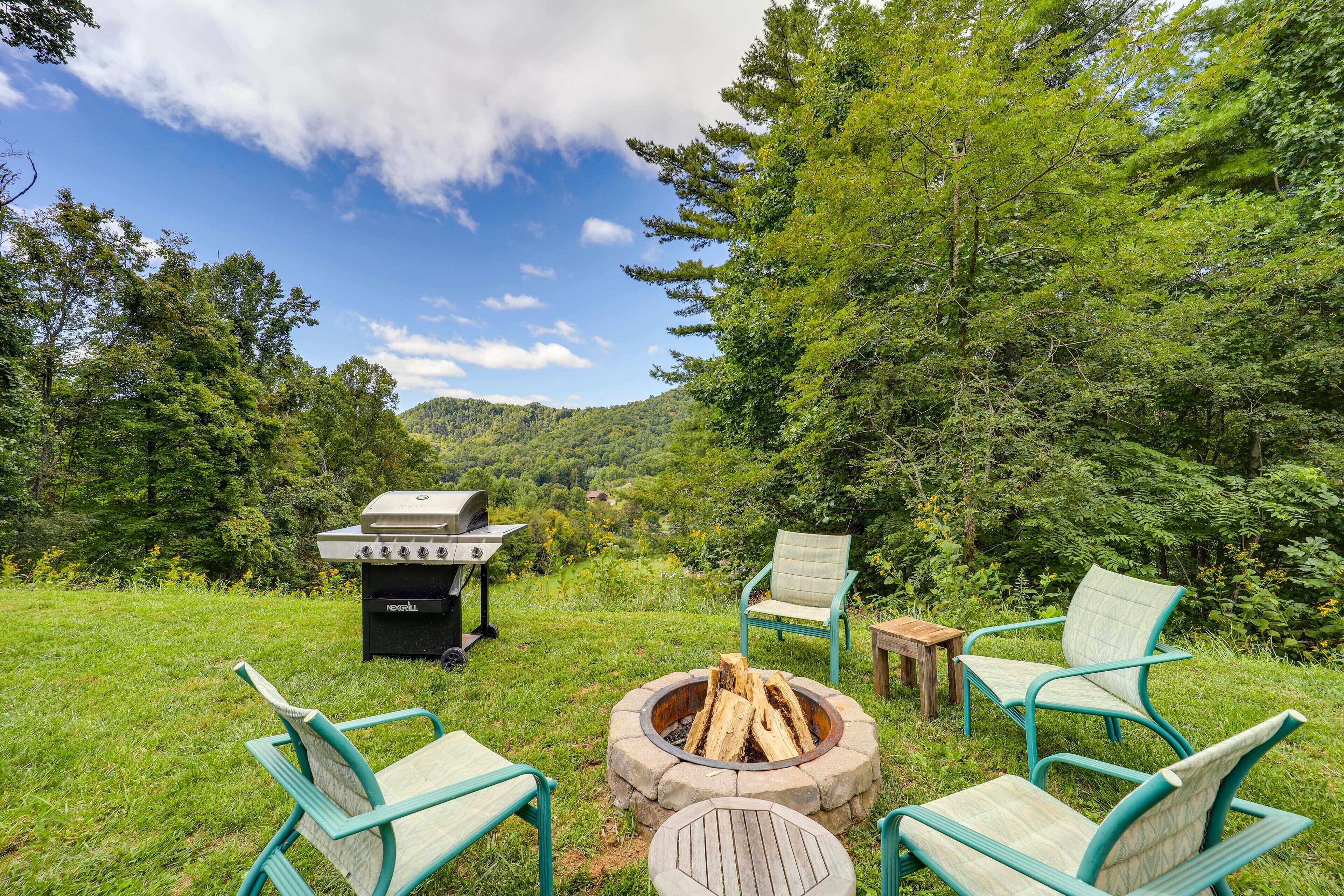 North Carolina Retreat w/ Deck, Fire Pit & Grill!