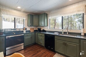 Brødrister, høy barnestol, hurtigmikser og kaffekvern