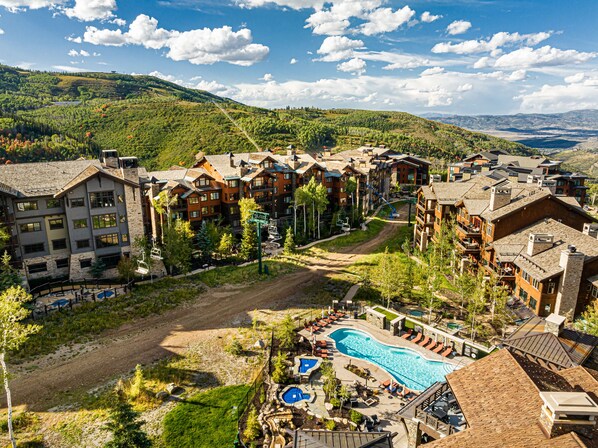 Exterior - Luxury Resort Living, Private Hot tub with 2 Master BD (Park City)