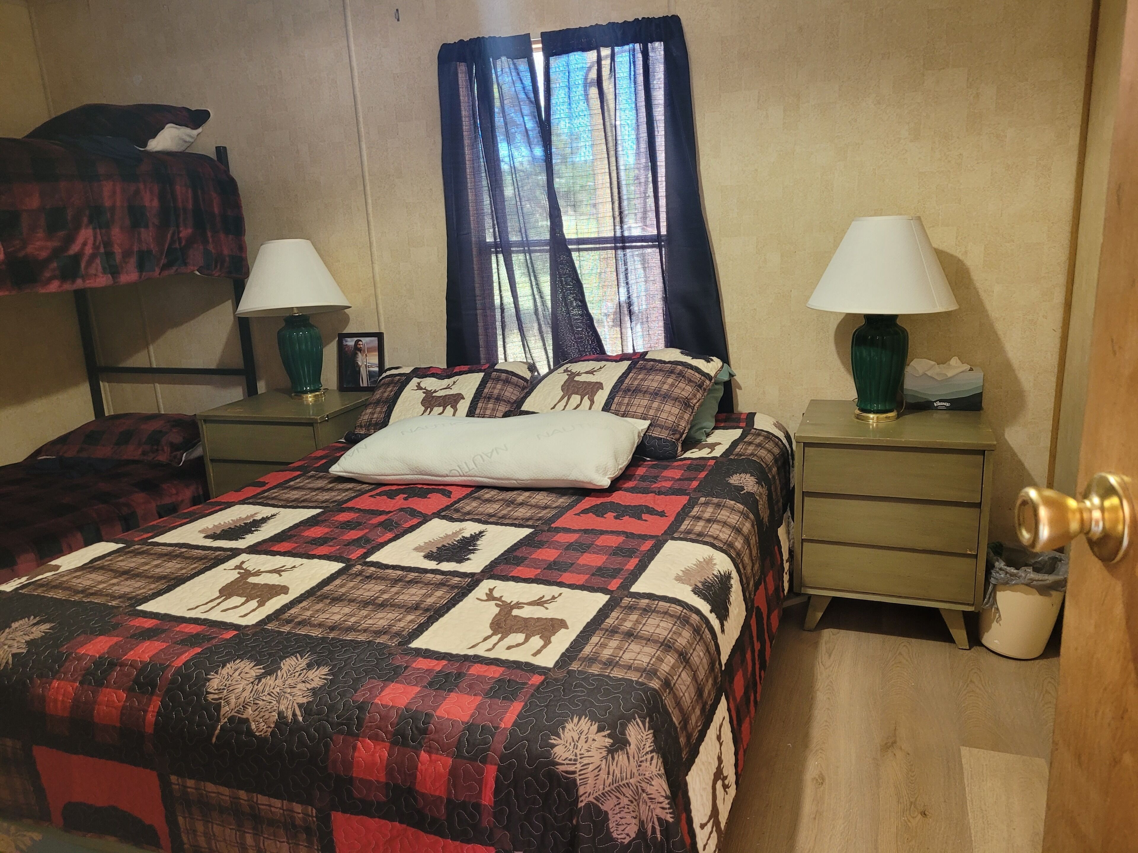 2 soverom, skrivebord, reiseseng for barn og wi-fi (inkludert)