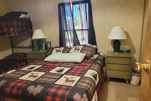 2 soverom, skrivebord, reiseseng for barn og wi-fi (inkludert)