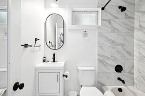 Combined shower/bathtub, hair dryer, towels