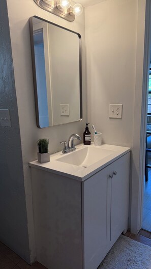 Secadora de cabello, toallas, jabón, shampoo 