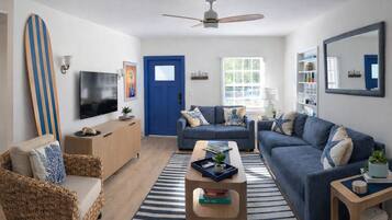 Smart-TV, bøker og kontorer