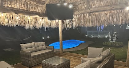 The Peacock Bungalow - Newly Renovated, Heated Pool & Jacuzzi, 5 min to Beach