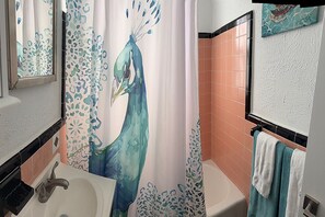 Secadora de cabello, toallas, jabón, shampoo 